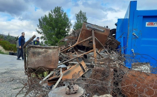 El incendio de Torás deja al descubierto toneladas de basura